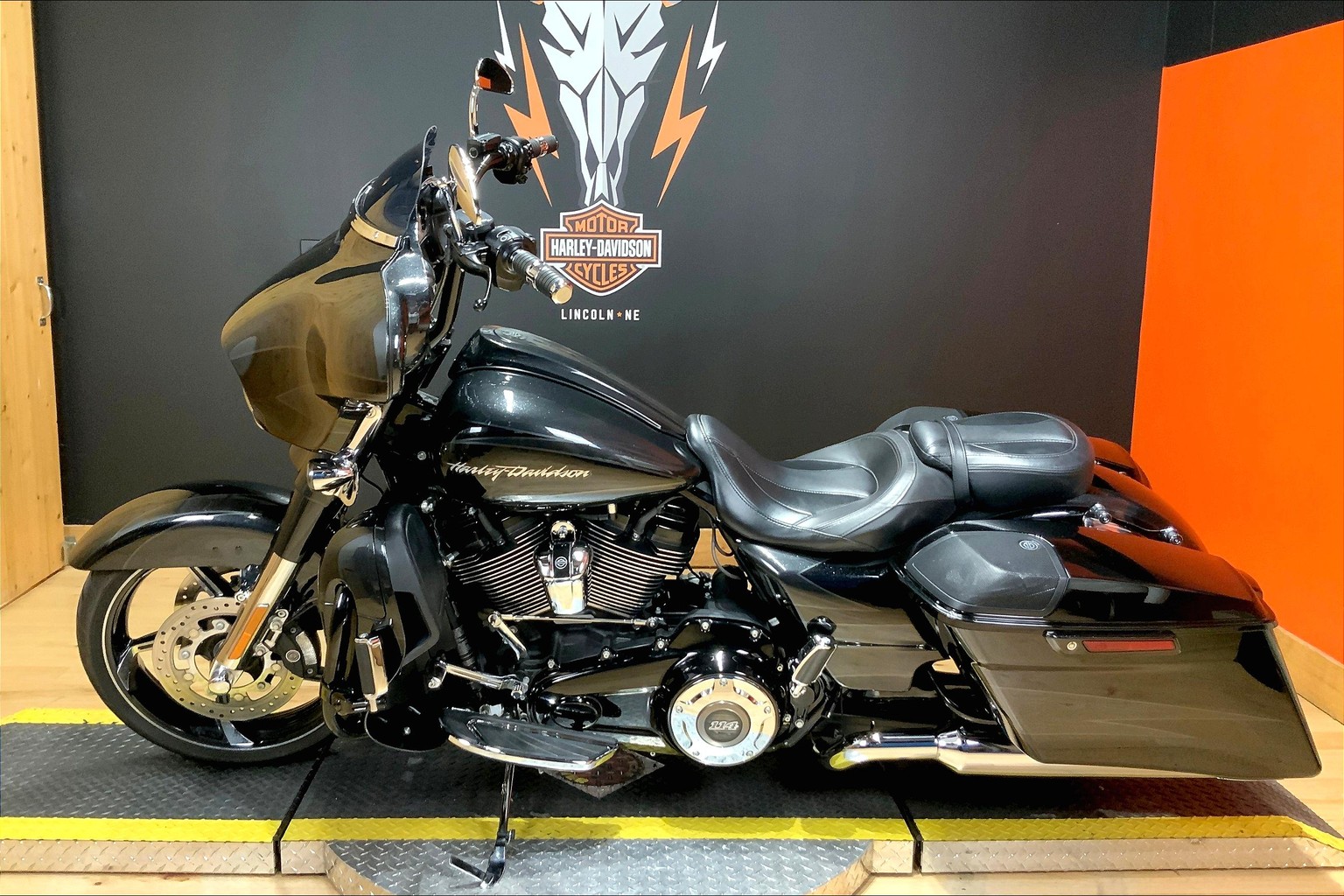 2017 cvo deals street glide colors